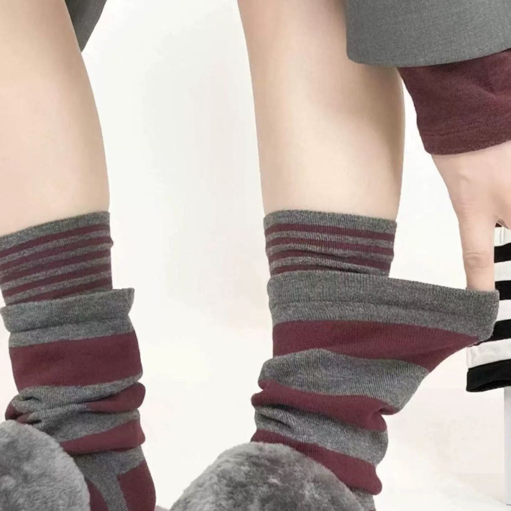 秋季好高級越看越喜歡潮流款假兩件的設計酒紅搭配條紋疊穿堆堆襪