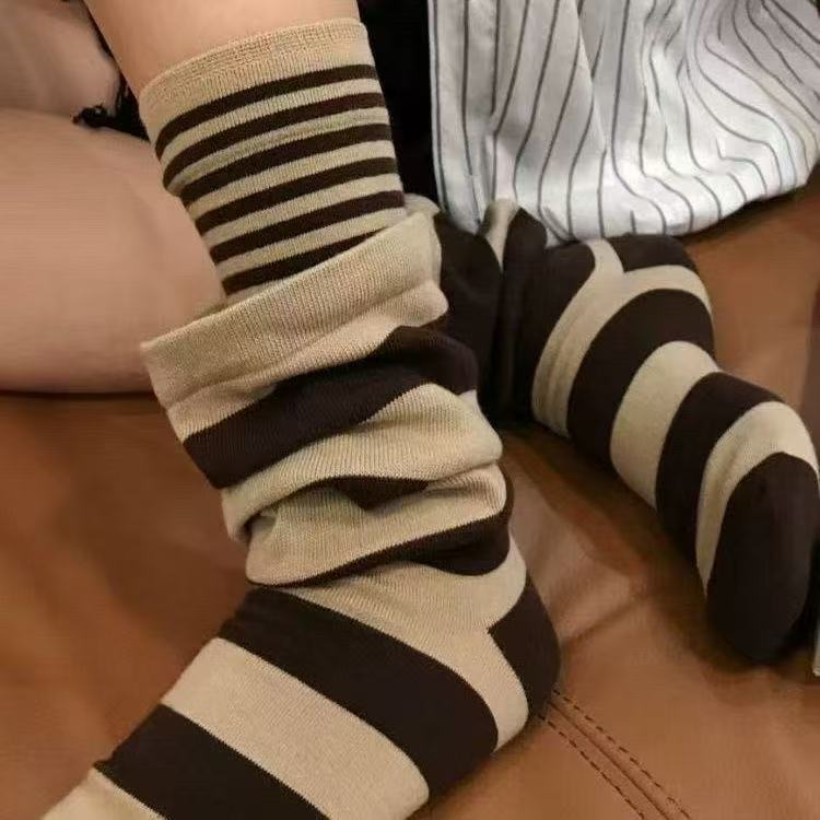 秋季好高級越看越喜歡潮流款假兩件的設計酒紅搭配條紋疊穿堆堆襪