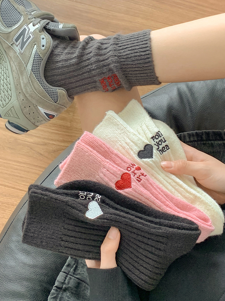 愛心刺繡羊毛襪子女中筒襪冬季加厚保暖後跟字母韓係不對稱堆堆襪